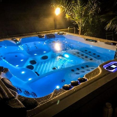 Studio Avec Jacuzzi Saint-Fons Bagian luar foto